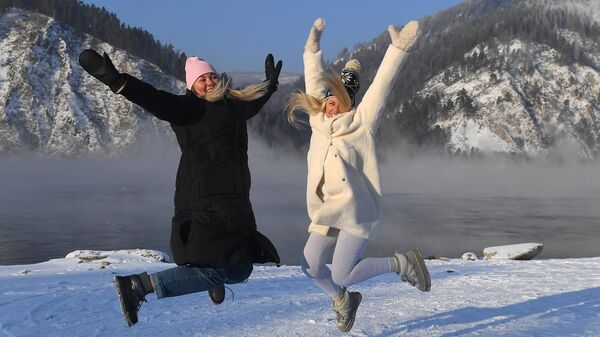 Девушки фотографируются на берегу Енисея в Красноярском крае - سبوتنيك عربي