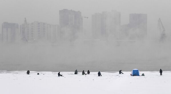 صيادون على جليد نهر ينيسي في كراسنويارسك شرق روسيا، حيث انخفضت درجة الحرارة الدنيا اليومية للهواء إلى أقل من -30 درجة. - سبوتنيك عربي