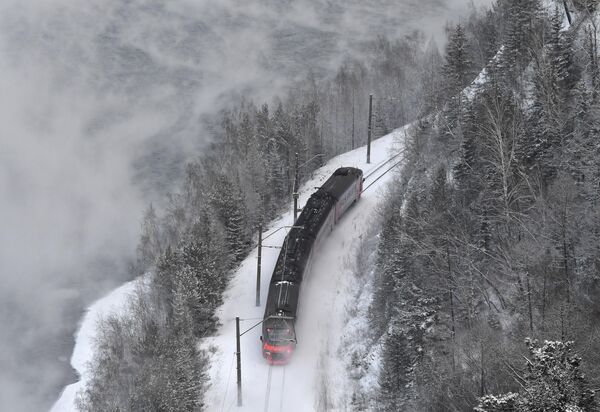 قطار كهربائي يسير على طول نهر ينيسي في إقليم كراسنويارسك. - سبوتنيك عربي