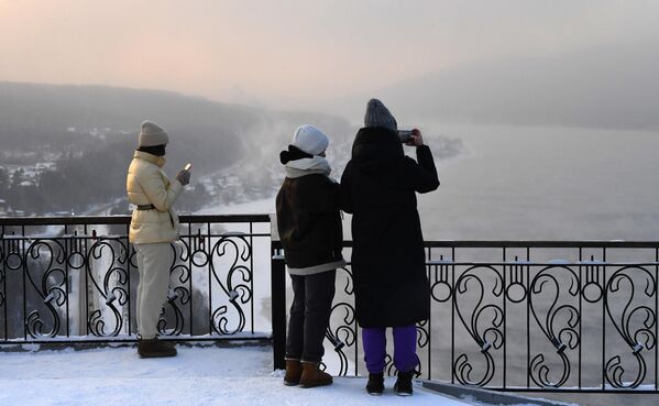 فتيات في منصة المراقبة &quot;القيصر السمكي&quot; على جرف صخري فوق نهر ينيسي في قرية سليزنيفو في مقاطعة كراسنويارسك. - سبوتنيك عربي