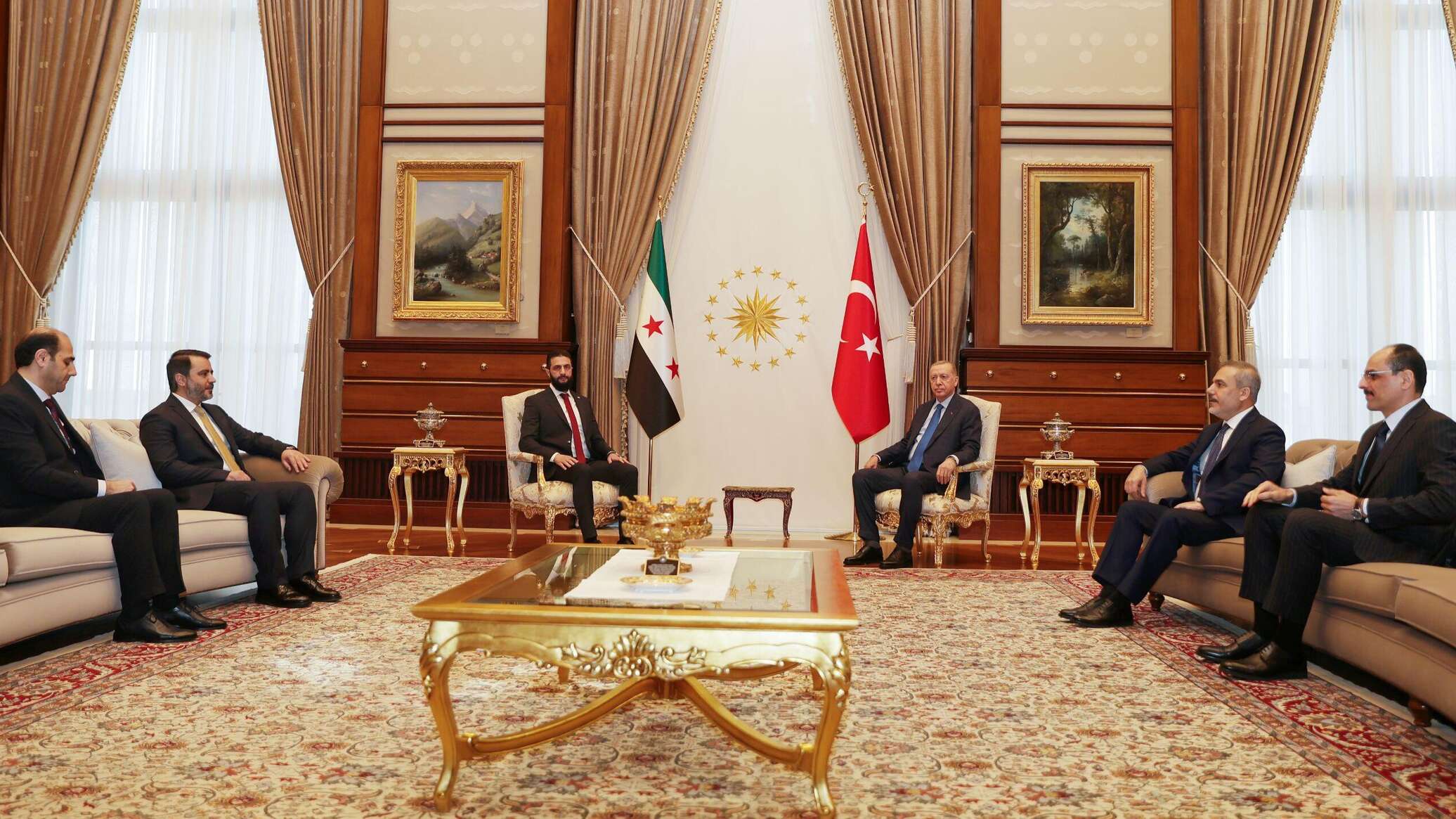 أردوغان للشرع: تركيا ستواصل جهودها الدبلوماسية لرفع العقوبات الدولية المفروضة عن سوريا