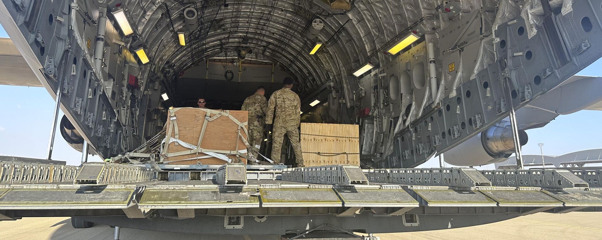 طائرة نقل أمريكية تحمل أسلحة إلى إسرائيل - سبوتنيك عربي, 1920, 25.09.2025