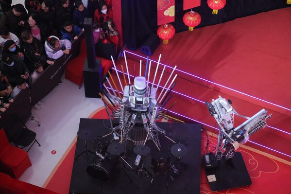 روبوت يؤدي عرضًا في معرض للعلوم والتكنولوجيا في بكين في الصين - سبوتنيك عربي