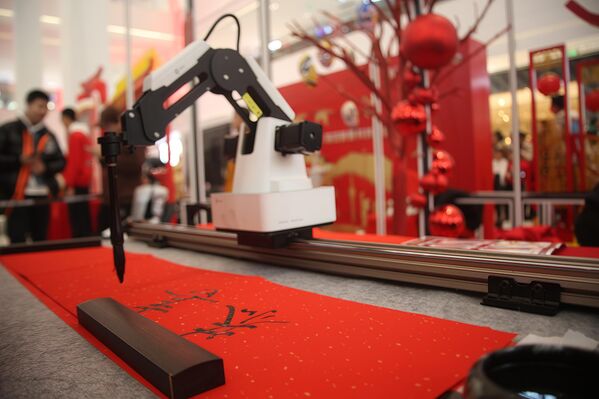 روبوت يؤدي عرضًا في معرض للعلوم والتكنولوجيا في بكين في الصين - سبوتنيك عربي