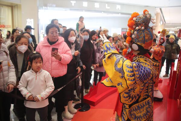 زوار يشاهدون ويصورون روبوتا يؤدي عرضًا في معرض للعلوم والتكنولوجيا في بكين في الصين - سبوتنيك عربي