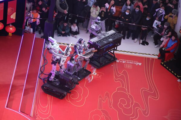 روبوت يؤدي عرضًا في معرض للعلوم والتكنولوجيا في بكين في الصين - سبوتنيك عربي