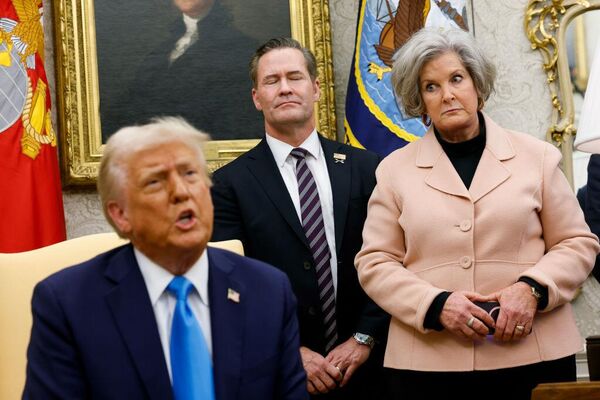 الرئيس الأمريكي دونالد ترامب، برفقة مستشاريه في المكتب البيضاوي في البيت الأبيض. - سبوتنيك عربي