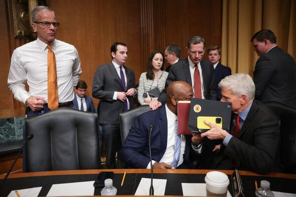 صورة للسيناتور بيل كاسيدي، وهو  يتشاور مع السيناتور تيم سكوت، بعد أن صوتت لجنة المالية في مجلس الشيوخ على المضي قدمًا في ترشيح روبرت ف. كينيدي الابن، ليكون وزير الصحة والخدمات الإنسانية، واشنطن العاصمة. - سبوتنيك عربي