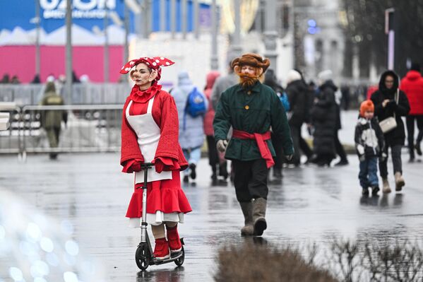 احتفالات عامة ضمن مهرجان "حفل الشاي" في منتزه "في دي إن خا" في موسكو. - سبوتنيك عربي