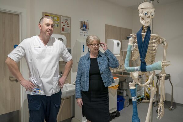 وزيرة المالية الاسكتلندية شونا روبيسون، أثناء زيارتها لمركز العلاج الوطني لمعرفة التأثير الذي أحدثه المركز على خدمات هيئة الخدمات الصحية الوطنية في المنطقة، في كيركالدي، اسكتلندا. - سبوتنيك عربي