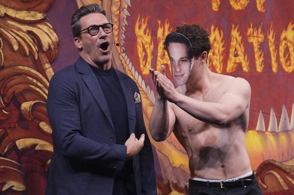 جون هام، رجل العام في مسرحيات "بودنغ" في جامعة هارفارد، يقف بجانب شخص يرتدي قناع الممثل بول رود، في كامبريدج في ولاية ماساتشوستس. - سبوتنيك عربي