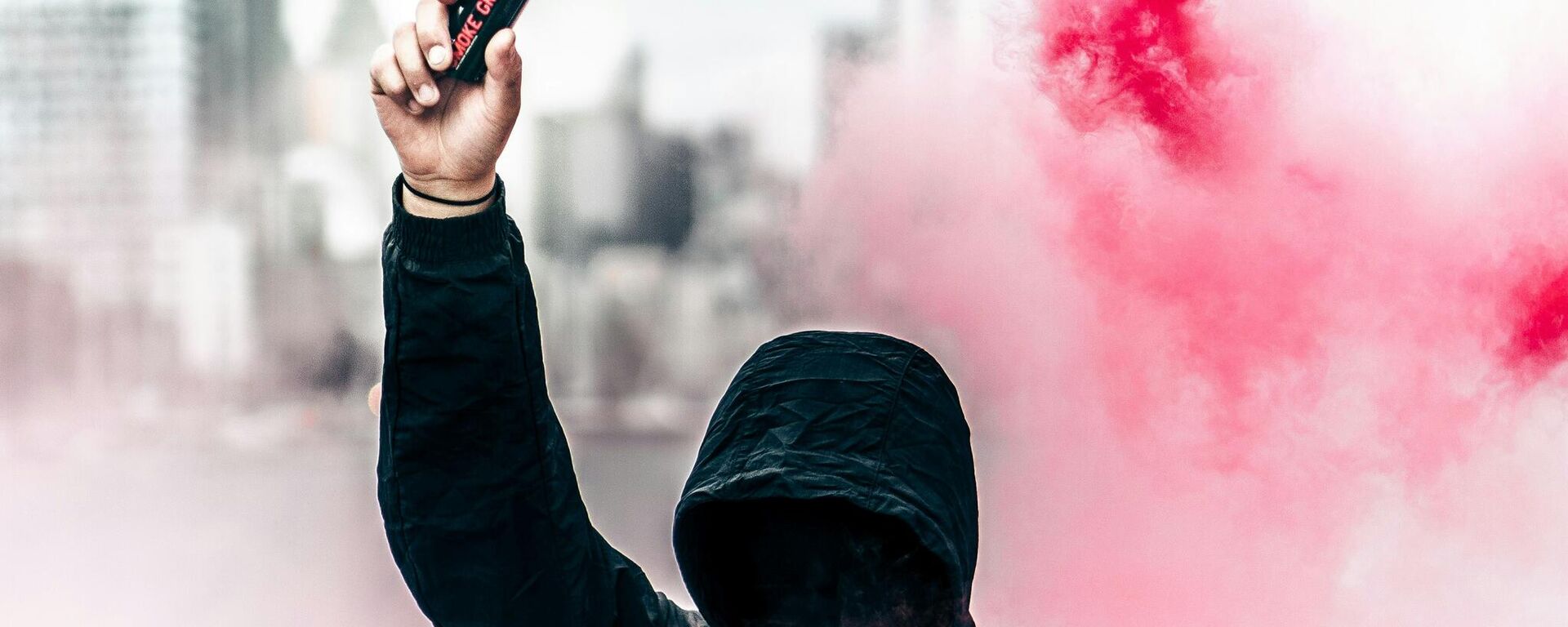 رجل يشعل بيده شعلة دخانية  - سبوتنيك عربي, 1920, 07.02.2025