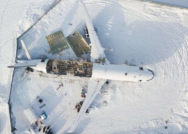 العمل على تفكيك طائرة شركة أورال إيرباص، التي قامت بهبوط اضطراري في أحد الحقول بمنطقة نوفوسيبيرسك في خريف عام 2023.  - سبوتنيك عربي