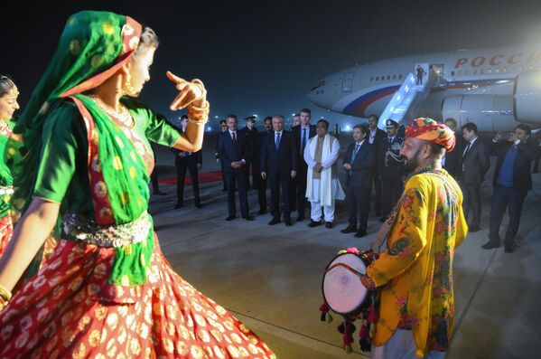 فتاة ترقص خلال مراسم استقبال رئيس مجلس الدوما الروسي فياتشيسلاف فولودين في مطار نيودلهي.  - سبوتنيك عربي