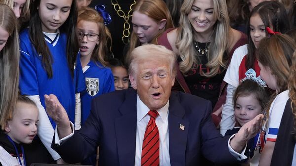 Президент Дональд Трамп подписывает указ, запрещающий трансгендерным спортсменкам участвовать в соревнованиях среди женщин и девушек, Вашингтон, США - سبوتنيك عربي