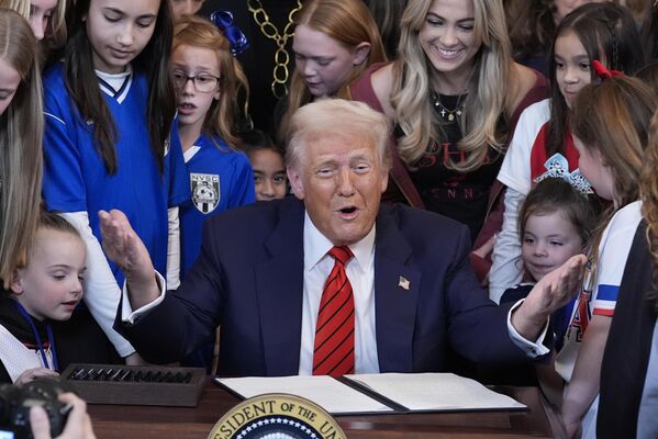 الرئيس دونالد ترامب يوقع في البيت الأبيض على أمر تنفيذي يمنع الرياضيات المتحولات جنسياً من المنافسة في الأحداث الرياضية النسائية.  - سبوتنيك عربي
