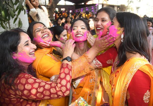 طالبات يتابدلن التهاني بمناسبة مهرجان (Basant Panchmi) الذي يجسد الربيع في باتنا، الهند. - سبوتنيك عربي