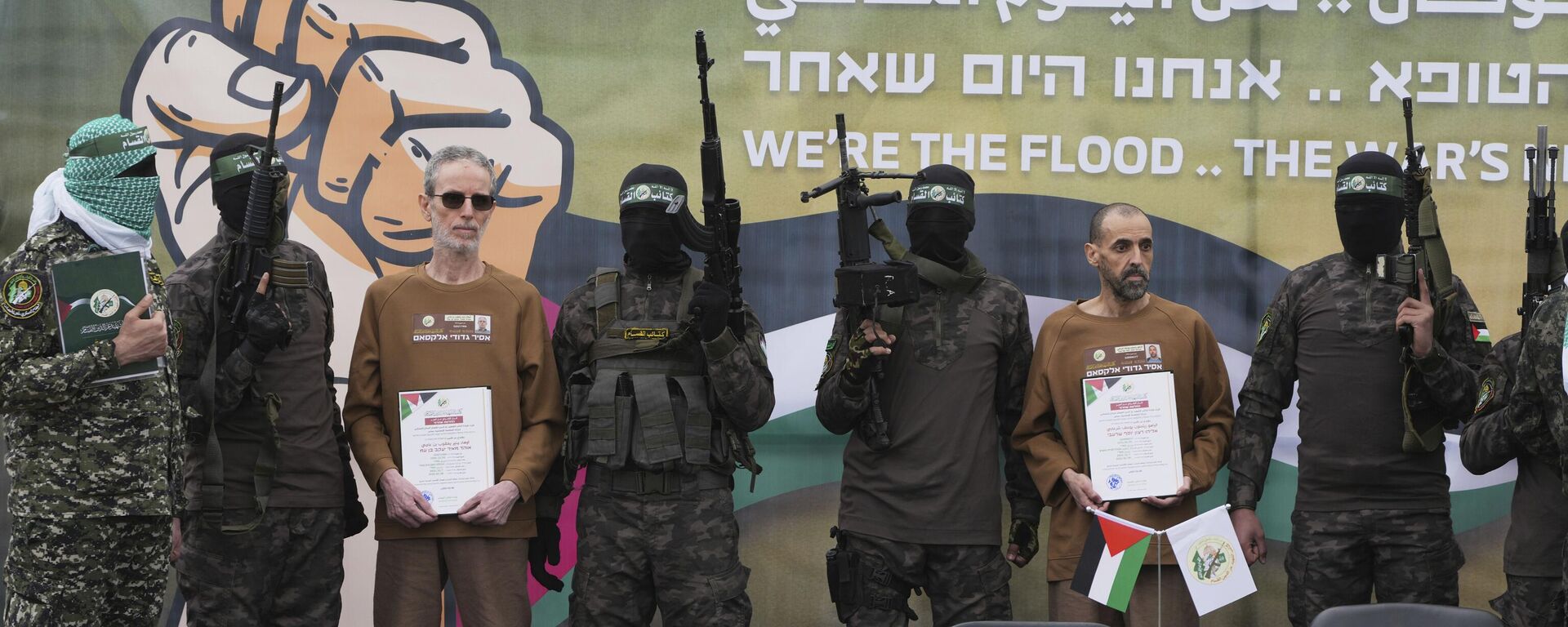 كتائب القسام تسلم الصليب الأحمر 3 أسرى إسرائيليين من دير البلح - سبوتنيك عربي, 1920, 12.05.2025