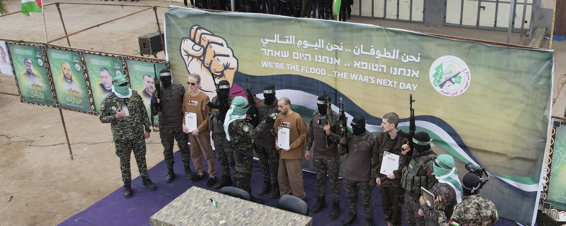 كتائب القسام تسلم الصليب الأحمر 3 أسرى إسرائيليين من دير البلح - سبوتنيك عربي, 1920, 08.02.2025