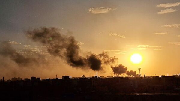 دخان كثيف نتيجة الاشتباكات بين الجيش السوداني وقوات الدعم السريع في الخرطوم - سبوتنيك عربي