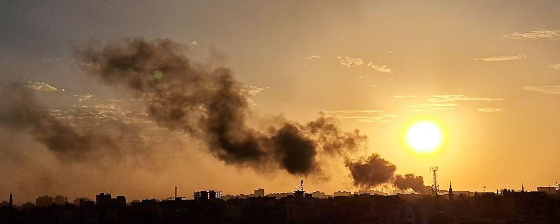 دخان كثيف نتيجة الاشتباكات بين الجيش السوداني وقوات الدعم السريع في الخرطوم - سبوتنيك عربي, 1920, 09.02.2025