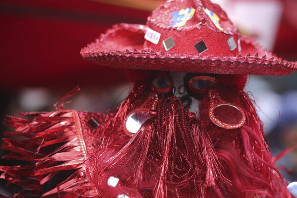 لاباز، بوليفيا - 9 فبراير: رجل يرتدي ملابس تقليدية يرقص كجزء من موكب "Entierro del Pepino" في المقبرة العامة في لاباز في 9 فبراير 2025 في لاباز، بوليفيا. "Pepino" هي شخصية تمثل الوثنية القديمة والحياة غير المنظمة وستظل مدفونة حتى بداية كرنفال العام المقبل. (تصوير: جاستون بريتو / جيتي إيماجيز) - سبوتنيك عربي