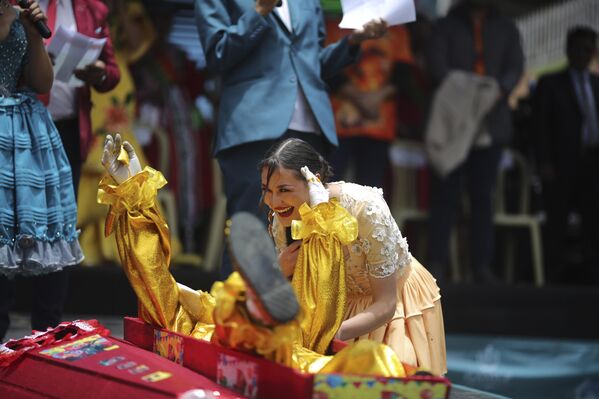 امرأة تضحك بعد تقبيل شخصية بيبينو كجزء من موكب "إنتييرو ديل بيبينو" في المقبرة العامة في لاباز في 9 فبراير 2025 في بوليفيا. - سبوتنيك عربي