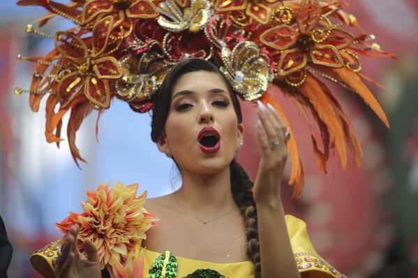 امرأة ترتدي ملابس تقليدية تغني كجزء من موكب "إنتييرو ديل بيبينو" في المقبرة العامة في لاباز.  - سبوتنيك عربي