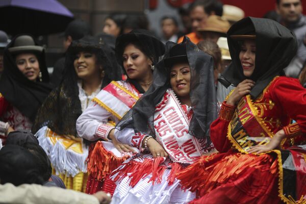 مجموعة من النساء يرتدين اللباس التقليدي خلال موكب "إنتييرو ديل بيبينو" في المقبرة العامة في لاباز.  - سبوتنيك عربي