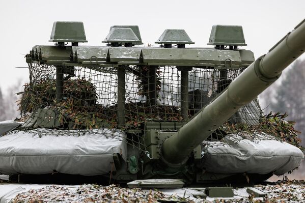 دبابة "تي 72 بي 3 إي" مزودة بشباك مضادة للألغام. دبابة "تي 72 بي 3 إي" مزودة بشباك مضادة للألغام. - سبوتنيك عربي