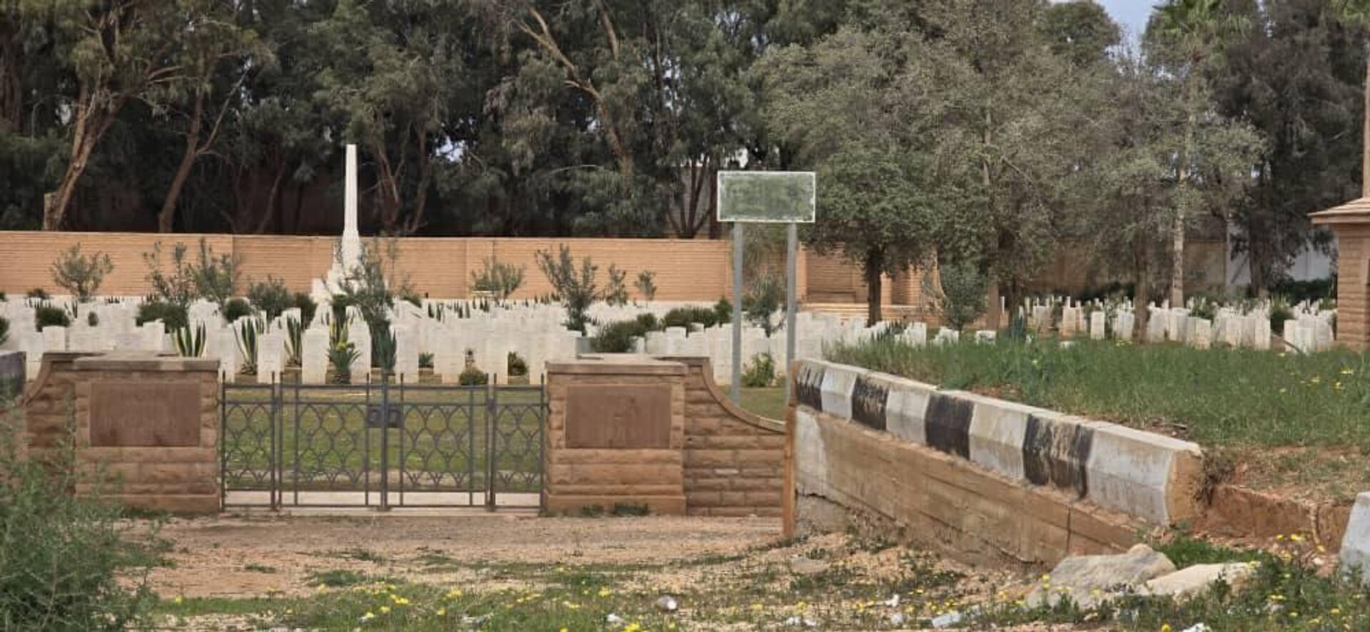 مقابر عسكرية لجنود الحلفاء والمحور في الحرب العالمية الثانية، مدينة طبرق الليبية - سبوتنيك عربي, 1920, 10.02.2025