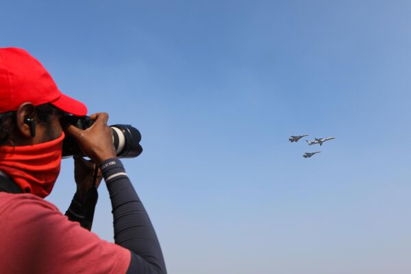 مصور يلتقط مشاهد لتحليق مقاتلات &quot;سو-30&quot; الروسية، إلى جانب طائرة إنذار مبكر من طراز &quot;ERJ-145I NETRA&quot; تابعة للقوات الهندية - سبوتنيك عربي