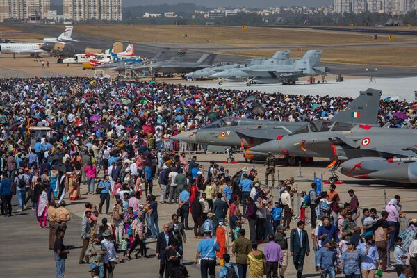 زوار معرض &quot;آيرو أينديا 2025&quot; للطيران،  يشاهدون طائرات على مدرج المطار، خلال فعاليات المعرض الذي يستمر لمدة 5 أيام - سبوتنيك عربي