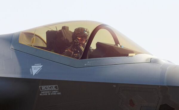 قاذفة مقاتلة أمريكية من طراز &quot;إف-35&quot; في معرض الطيران الدولي الـ15 في قاعدة &quot;ياليهونكا&quot; التابعة للقوات الجوية الهندية، حيث يقام المعرض - سبوتنيك عربي