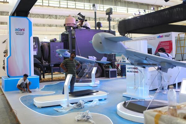 معدات مرتبطة بعالم الطيران في أحد أجنحة المعرض، وزوار يتجولون ويشاهدون المنتجات الحديثة - سبوتنيك عربي