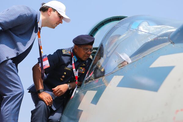نائب قائد القوات الجوية الماليزية محمد نورزلان بن أريس (يمين)، يطّلع على طائرة مقاتلة روسية من طراز &quot;سو-57&quot; مشاركة في المعرض - سبوتنيك عربي
