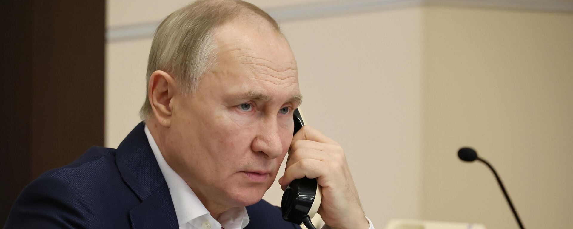 الرئيس الروسي فلاديمير بوتين يتحدث عبر الهاتف - سبوتنيك عربي, 1920, 21.04.2025