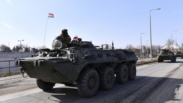 ناقلات جنود مدرعة مجرية تظهر أثناء نشر الجيش لقواته بالقرب من الحدود المجرية الأوكرانية، في فاساروسناميني، المجر، الجمعة 25 فبراير 2022 - سبوتنيك عربي