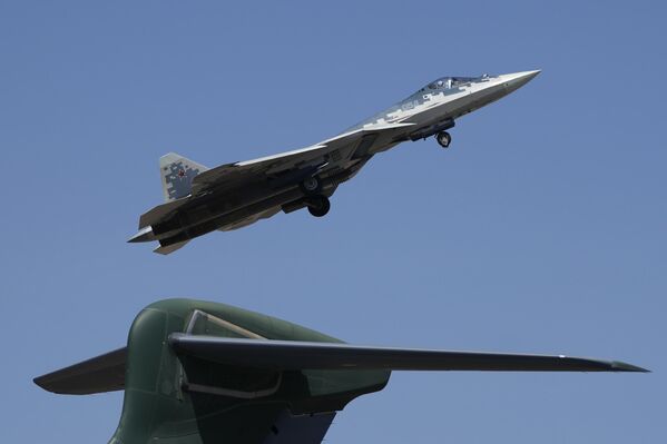 صورة للطائرة المقاتلة الروسية &quot;سو-57&quot; أثناء تقديمها أحد العروض ضمن معرض &quot;آيرو إنديا- 2025&quot; - سبوتنيك عربي