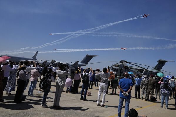فريق الاستعراض الجوي التابع للقوات الجوية الهندية، يستعد لأداء مناورات جوية - سبوتنيك عربي