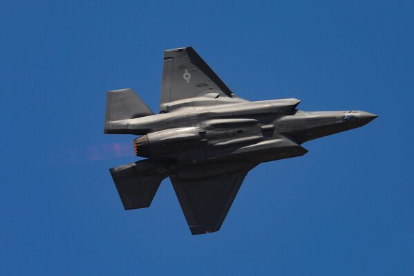 لقطة جوية للمقاتلة الأمريكية &quot;إف-35&quot; ضمن المعرض الدولي الـ15 للطيران والفضاء &quot;آيرو إنديا- 2025&quot; - سبوتنيك عربي