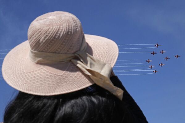 فريق الاستعراض الجوي التابع للقوات الجوية الهندية، يؤدي مناورات في اليوم الثالث من أيام معرض &quot;آيرو إنديا- 2025&quot; - سبوتنيك عربي