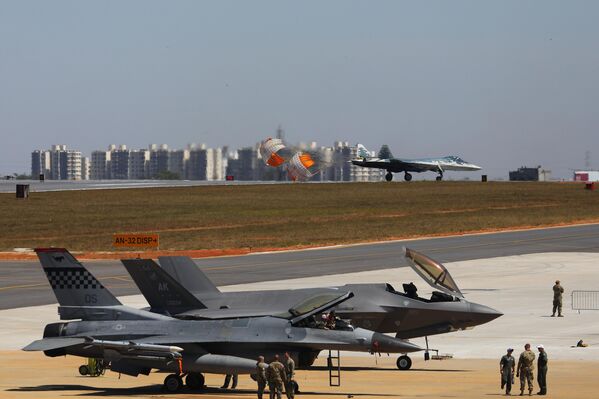 مقاتلة روسية من طراز &quot;سو- 57&quot; وقاذفة مقاتلة من طراز &quot;إف-35&quot;، تستعدان لأداء مناورة جوية - سبوتنيك عربي