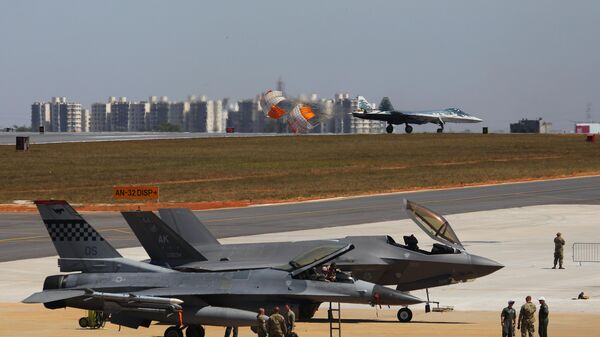 Российский истребитель Су-57 и истребитель-бомбардировщик F-35 на XV международной выставке авиакосмической техники Aero India 2025 - سبوتنيك عربي