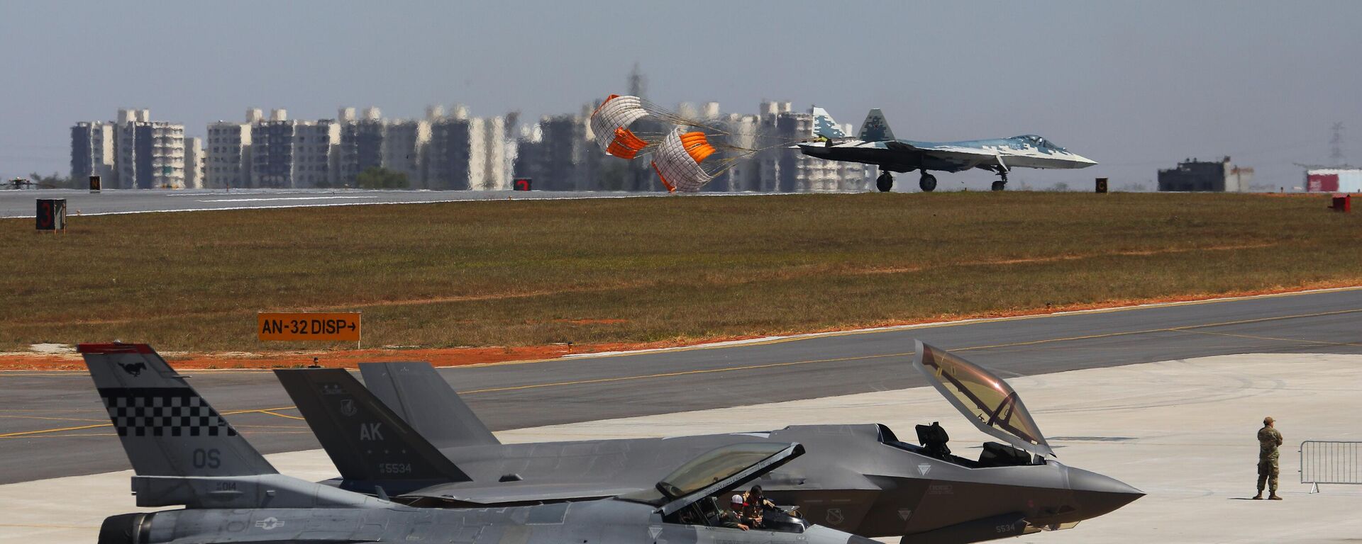 Российский истребитель Су-57 и истребитель-бомбардировщик F-35 на XV международной выставке авиакосмической техники Aero India 2025 - سبوتنيك عربي, 1920, 21.02.2026