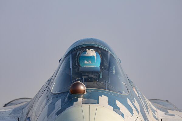 صورة لقمرة القيادة للمقاتلة الروسية &quot;سو-57&quot;، في المعرض الدولي الـ15 للطيران والفضاء &quot;آيرو إنديا- 2025&quot; - سبوتنيك عربي