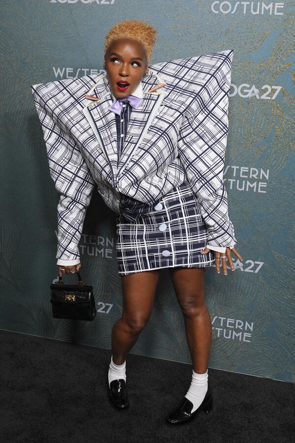 بوجه ساخر، جانيل موناي تصل إلى حفل توزيع جوائز نقابة مصممي الأزياء السابع والعشرين، في لوس أنجلوس. - سبوتنيك عربي