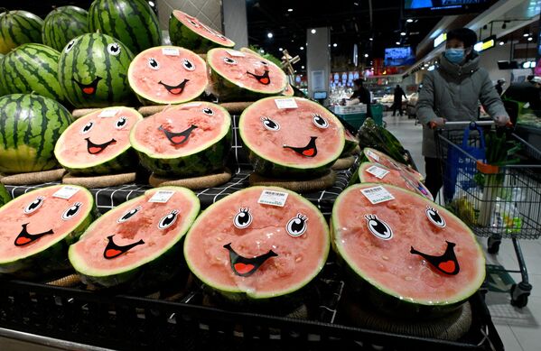 مشهد رائع لطريقة عرض البطيخ على شكل وجه ضاحك، في أحد المتاجر الكبرى في هاندان، الصين. - سبوتنيك عربي
