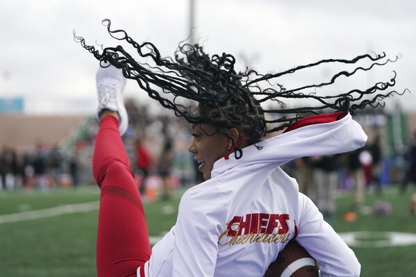 مشجعات اتحاد كرة القدم الأمريكي يشاركن في عروض اللياقة البدنية، في ملعب بان أميركان في نيو أورليانز، الولايات المتحدة. - سبوتنيك عربي
