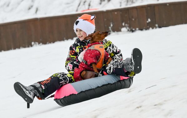 فتاة تتزلج على زلاجة فوق بحيرات سوزدال في مدينة سان بطرسبورغ، روسيا. - سبوتنيك عربي